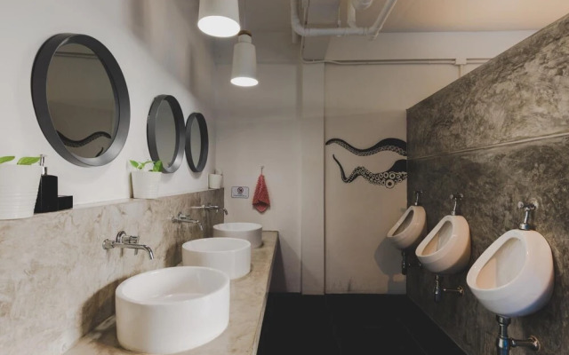 White Wall Poshtel - Hostel