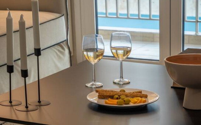 1B · The Beehive Apartment with Luxury Interior