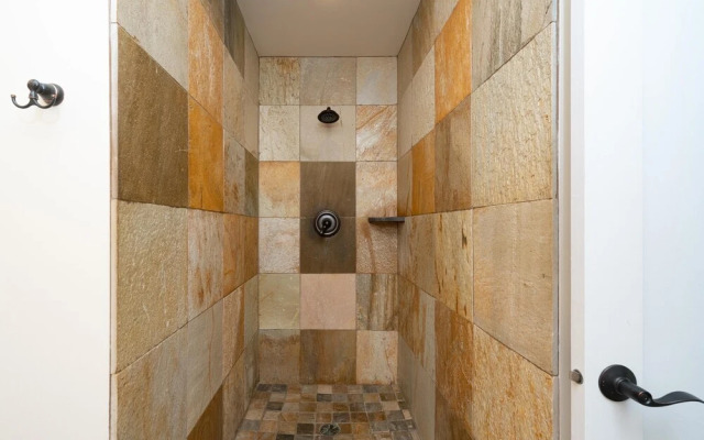 Aina Nalu 2bd/2ba 2 Bedroom Condo by Redawning