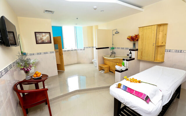 Van Phat Riverside Hotel