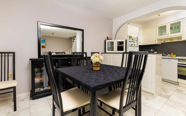 Spacious 2-Bedroom Maisonette in City Centre