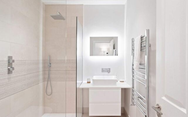 Designer 1-bed Flat W/juliet Balcony nr Wimbledon