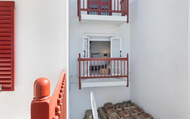 Santorini Perissa 16 - Family Only