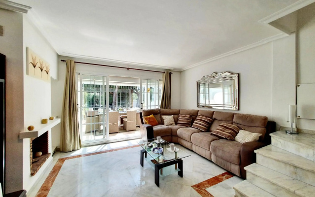 Lomas de Cabopino House