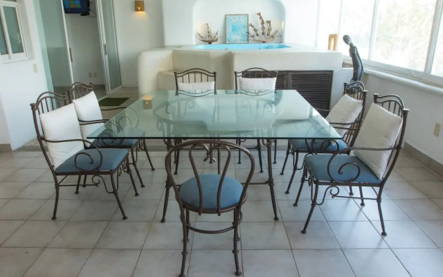 Apt. with Jacuzzi Ixt. Zihuatanejo 3 BR