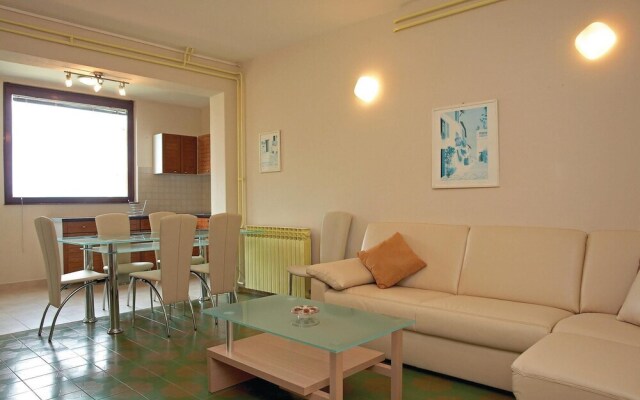 Stunning Home in Pula With Wifi, 2 Bedrooms and Jacuzzi