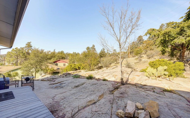 1 Mi to Dtwn: Scenic Prescott Hillside Retreat!