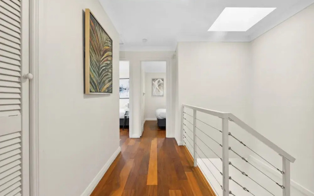 Modern 3-bed With Pool & Water Views by Beach