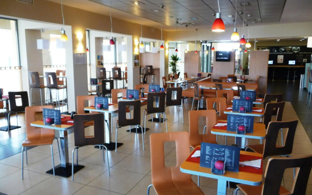 ibis Como