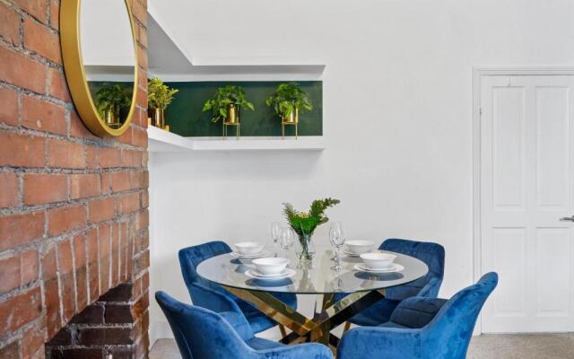 Comfortable 2 Bedroom Flat Overlooking the park