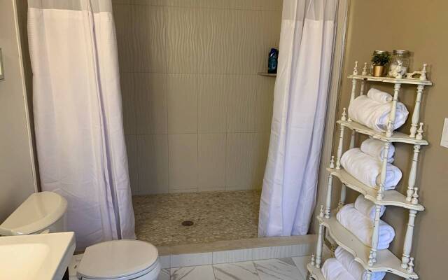 Spacious Luxury home, 5 min to Detroit golf club/ 4 car free parking!
