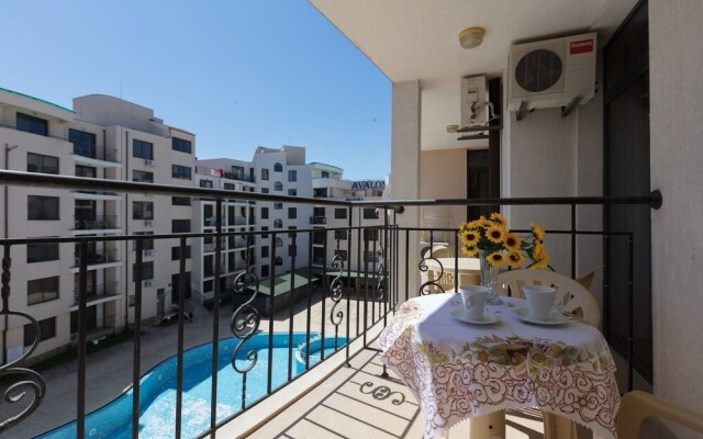 Studio with Balcony & Pool View