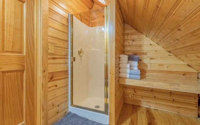 Soaring Pines Lodge 1 Bedroom Home by NW Comfy Cabins by RedAwning