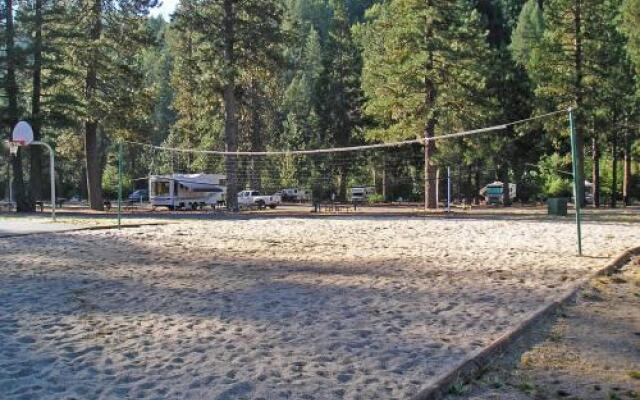 Yosemite Lakes Bunkhouse Cabin 29