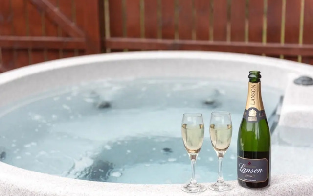 Bluebell Lodge 2 with Hot Tub