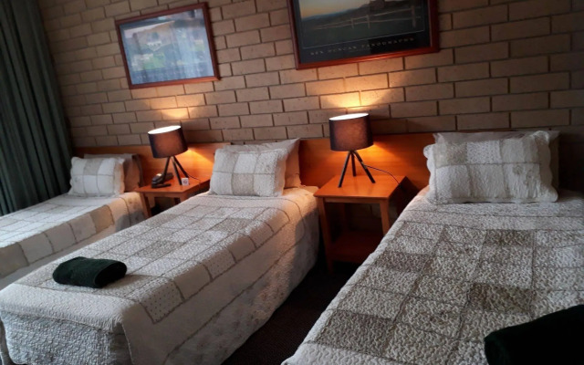 Moe Motor Inn