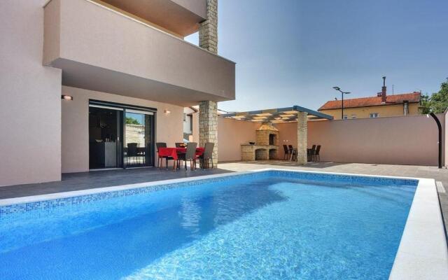Villa in Valbandon With Swimming Pool