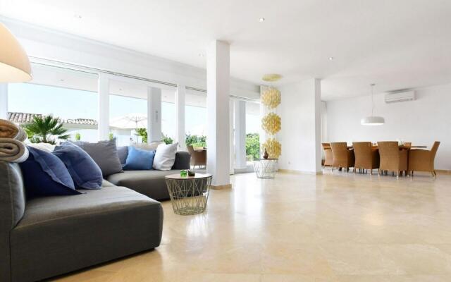 20600 - Luxurious Beachside Villa Near Marbella