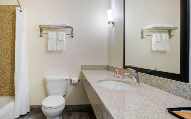 Econo Lodge Inn & Suites Springfield Main Street