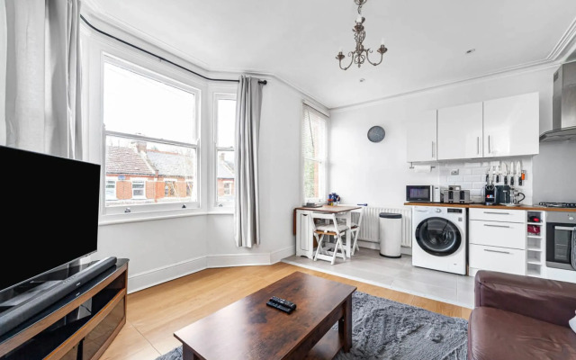 Bright West Ealing Abode