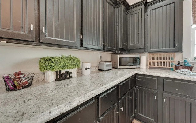 Springfield Home < 1/2 Mi to Commercial Street!