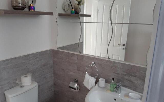 Accra Cozy Retreat With 2 Bedrooms