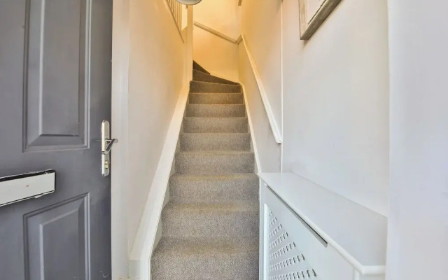 2 Bed House Near Beach with Free Parking