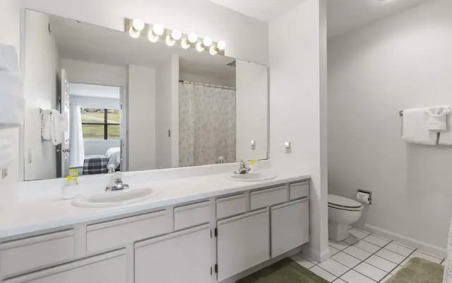 Royal Ridge Modern Condo for 4