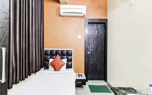 OYO 27698 Hotel Navneet Residency