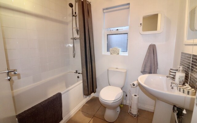 Sleeps 4 only 5 min by taxi