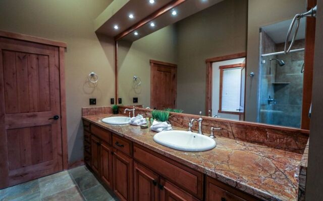 Stonegate #5 5 Bedroom Home by RedAwning