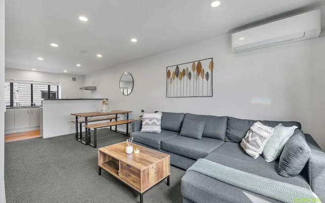 Parnell Gem w/ Balcony & Parking Near Arena