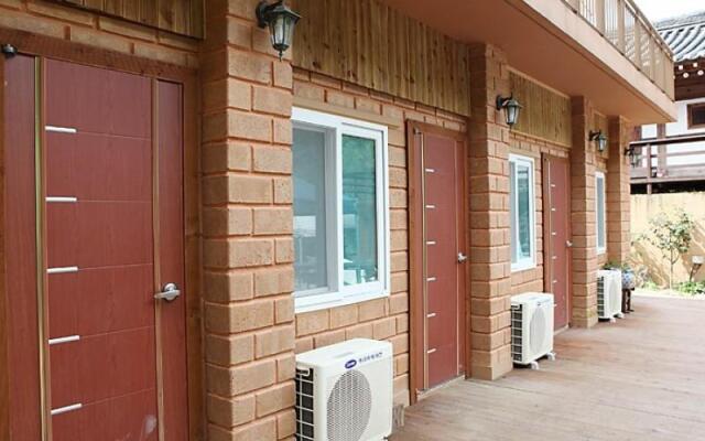 Hongcheon Giwajip Punggyeong Pension