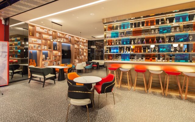 ibis Jiaodong Airport EMU Town Store