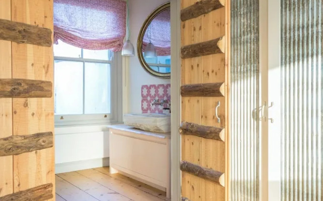 Barlby Road III by Onefinestay