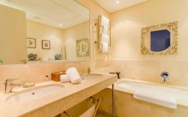 Parama 003 Secure, Luxurious Waterfront Apartment