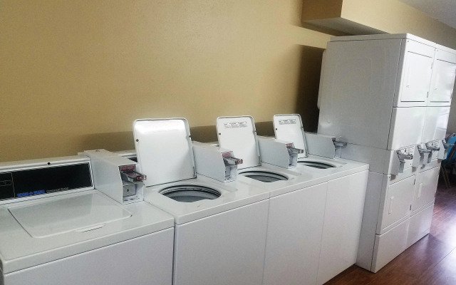 Red Roof Inn & Suites Houston - Hobby Airport