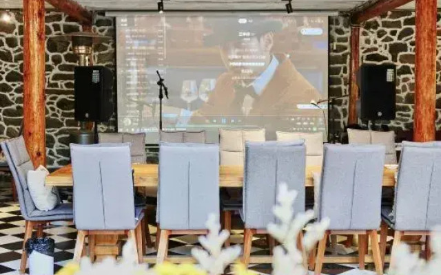 I have a mountain and sea courtyard