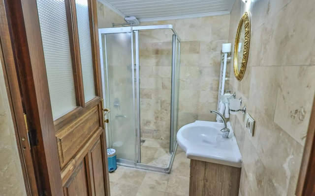 Bedrock Cave Hotel - Adults Only
