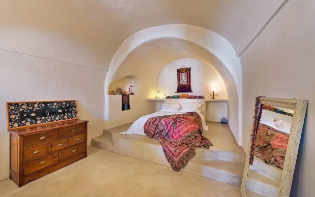 Real Santorini Cave House far From the Crowds