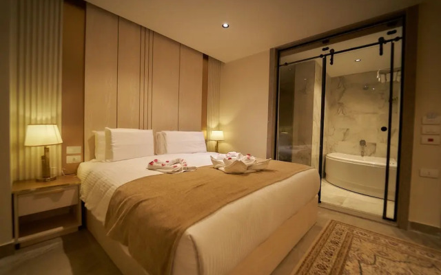 Gold's Pyramids Hotel