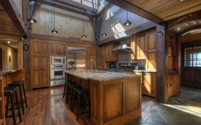 Bullhead Mountain Lodge - 8 Br Home