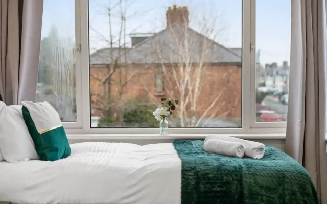 Large 5 Bedroom-free Parking-great Transport Links