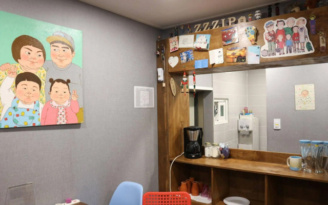 Zzzip Guest House - Hostel