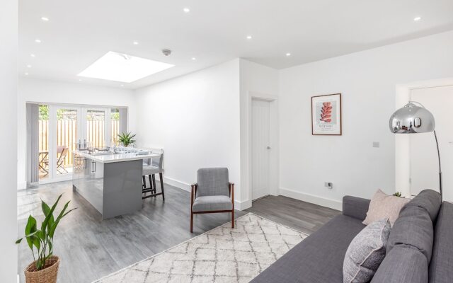 Beautiful Apartment in Central Neighbourhood