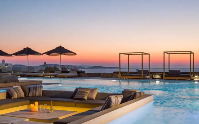 Villa With Resort Style Pool
