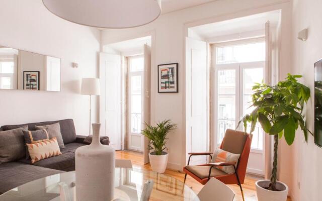 Cozy 1st Floor Flat Central Chiado District With Balconies and AC 19th Century building