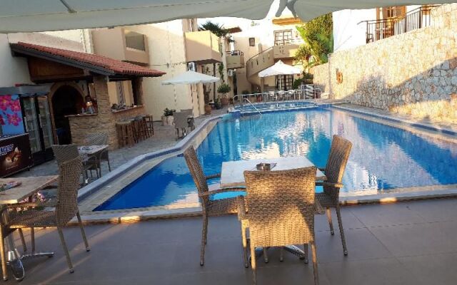 Lola Apartments