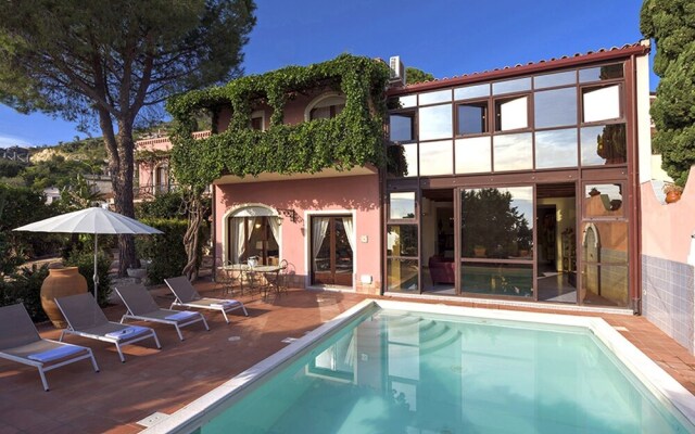 Villa With sea View and Private Pool Very Near to the Center of Taormina