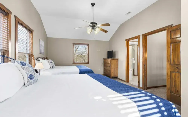 Serenity Oaks Stay for 16!